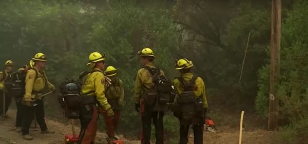 ระดมนักดับเพลิงทั่วประเทศกว่า2หมื่นคนดับไฟป่าโหมไหม้สหรัฐ