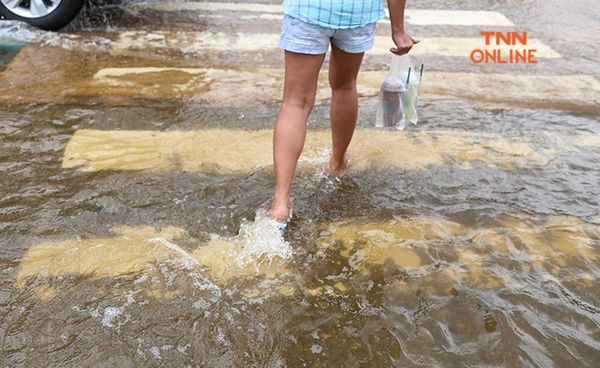 น้ำท่วม น้ำขัง อย่าลุยด้วยเท้าเปล่า แพทย์เตือนเสี่ยงป่วย 2 โรค