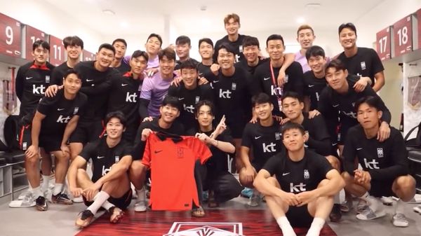 นักเตะเกาหลีใต้ใจฟู!! 'จองกุก BTS' โผล่ให้กำลังใจทำศึกฟุตบอลโลกที่กาตาร์