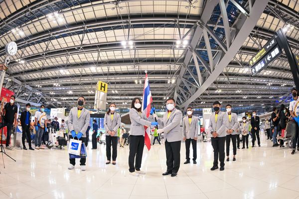 เมย์-รัชนก ตัวแทนนักกีฬาไทย รับมอบธงไตรรงค์ผืนประวัติศาสตร์