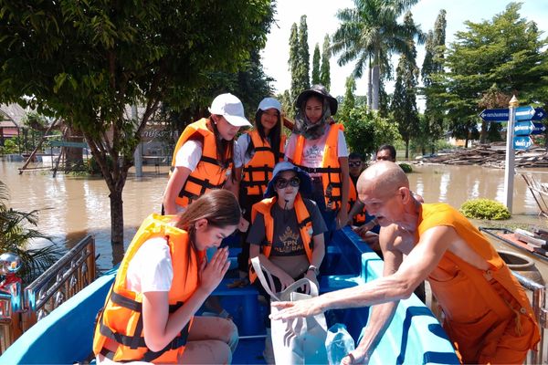 “แอนนาเสือ - แม่ปุ้ย” นำทีมนางงาม TPNG ลงเรือเยี่ยมให้กำลังใจ พร้อมแจกถุงยังชีพช่วยผู้ประสบภัยน้ำท่วม