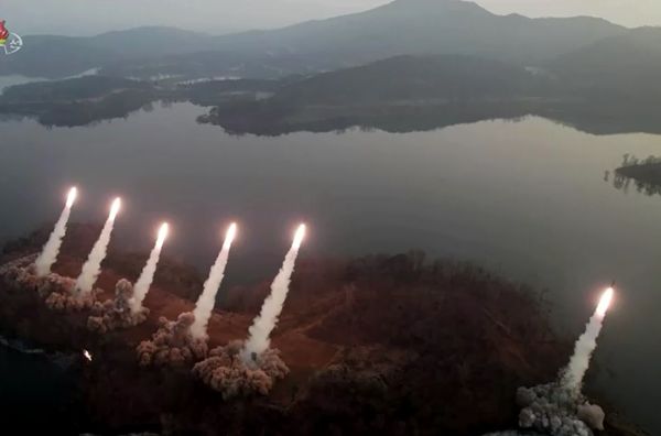 เปิดภาพนาทีเกาหลีเหนือยิงขีปนาวุธ 6 ลูก คิมจองอึน พาลูกสาวชมด้วย!