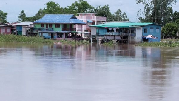 แม่น้ำยมล้นตลิ่งเอ่อท่วม 5 หมู่บ้าน