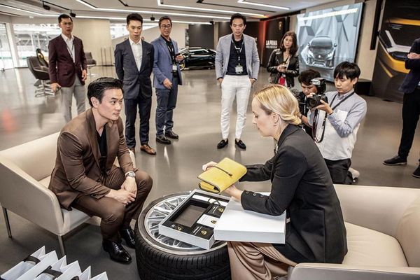 หล่อและรวยมาก! น็อต วิศรุตจัดมาแล้ว Lamborghiniรุ่นใหม่คันแรกในไทย