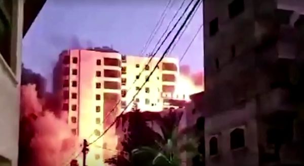 ระทึก! ภาพนาทีตึก 13 ชั้นในฉนวนกาซาพังถล่ม หลังอิสราเอลโจมตีทางอากาศ