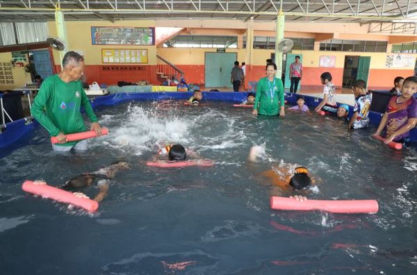 เยาวชนร่วมโครงการ 600 คน “ลอยน้ำได้ ว่ายน้ำเป็น” ครั้งที่ 2 จ.อุบลราชธานี 