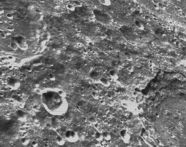 ภาพถ่ายดวงจันทร์จากยานอวกาศโอไรออนที่ความสูง 130 กิโลเมตร เหนือพื้นผิว