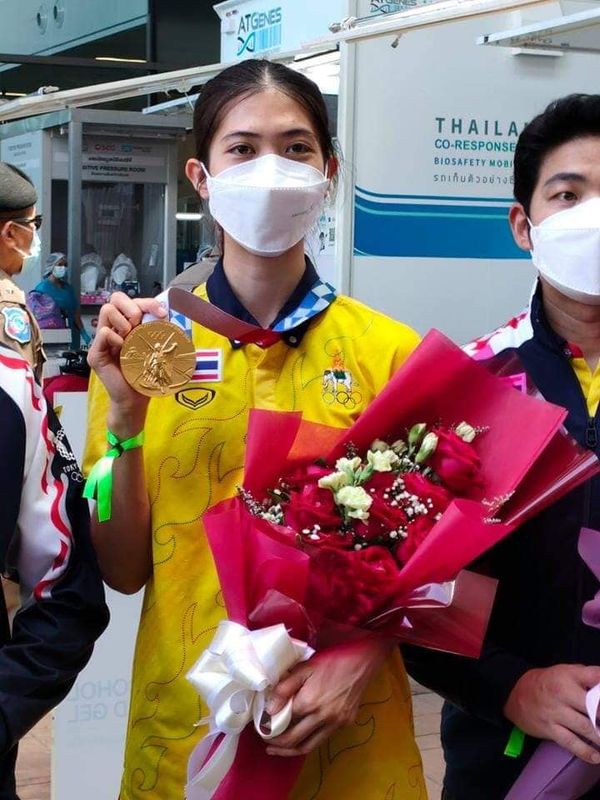 ภาพประทับใจ 'น้องเทนนิส' ฮีโร่เหรียญทองกลับถึงไทย-ก้มกราบเท้าคุณพ่อ