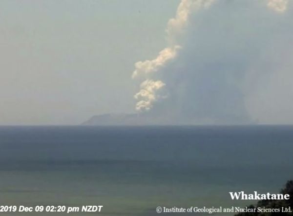 ภูเขาไฟระเบิดที่นิวซีแลนด์ ยังไม่รู้ชะตากรรมปชช.