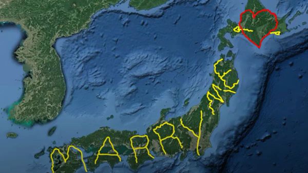 ย้อนชมหนุ่มญี่ปุ่นเล่นใหญ่ ขอสาวแต่งงานด้วยรูปวาด GPS ใหญ่ที่สุดในโลก