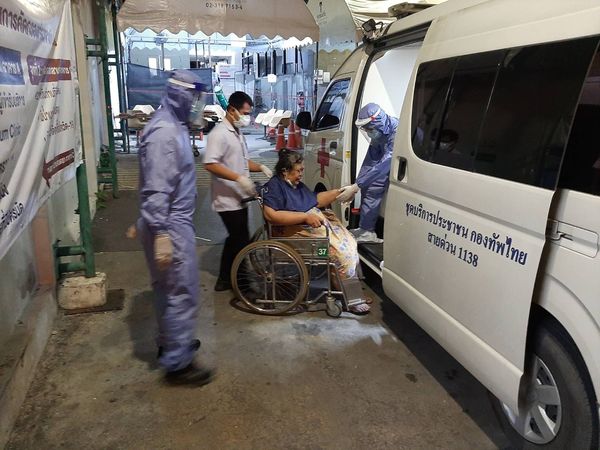 ศูนย์กองทัพไทย นำผู้ป่วยโควิดอาการหนักส่งโรงพยาบาล