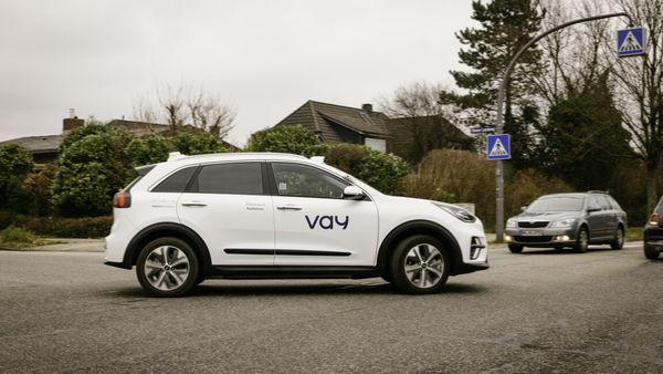 Vay บริการรถยนต์ควบคุมจากระยะไกล ลงถนนครั้งแรกในยุโรป ! 