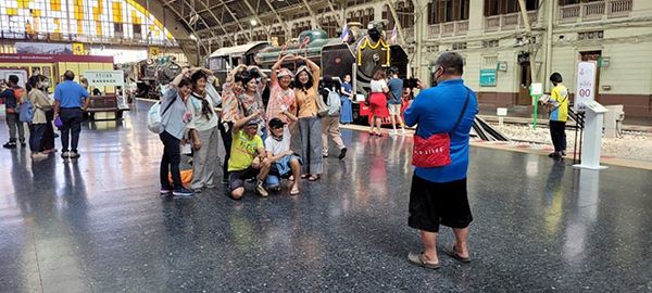 ประชาชนใช้เวลาวันหยุดร่วมกิจกรรม Hua Lamphong in Your Eyes-ชมนิทรรศภาพถ่าย หัวลำโพง