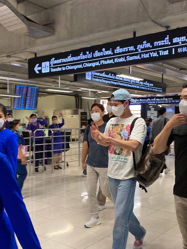 พัคโบกอม ถึงไทยแล้ว แฟนๆแห่ต้อนรับแน่นสนามบิน!