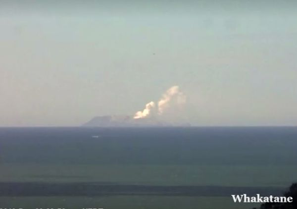 ภูเขาไฟระเบิดที่นิวซีแลนด์ ยังไม่รู้ชะตากรรมปชช.