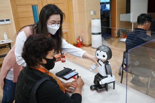 หุ่นยนต์ช่วยสอน! เกาหลีใต้ใช้หุ่นยนต์สอนผู้สูงอายุใช้เทคโนโลยีรอบตัว