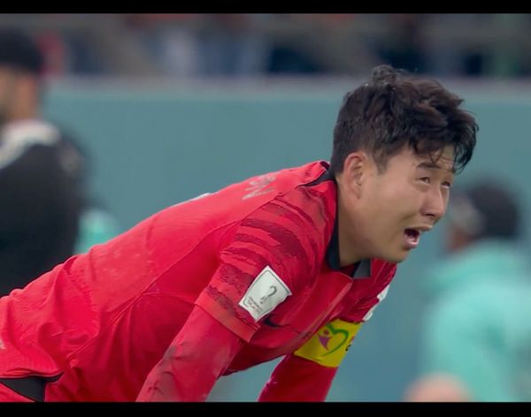 น้ำตาท่วม2สนาม!! 'เกรท-นิหน่า-นิกกี้’ ร่วมเฮ 'เกาหลีใต้' โค่น 'โปรตุเกส' เข้ารอบฟุตบอลโลก (มีคลิป)