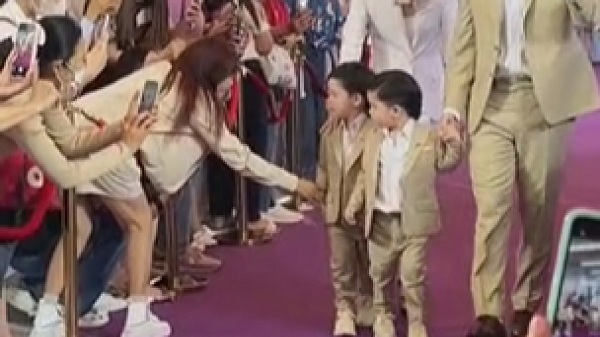 บีม – ออย เปิดใจดราม่าแฟนคลับจู่โจมจับตัวลูก (มีคลิป) 