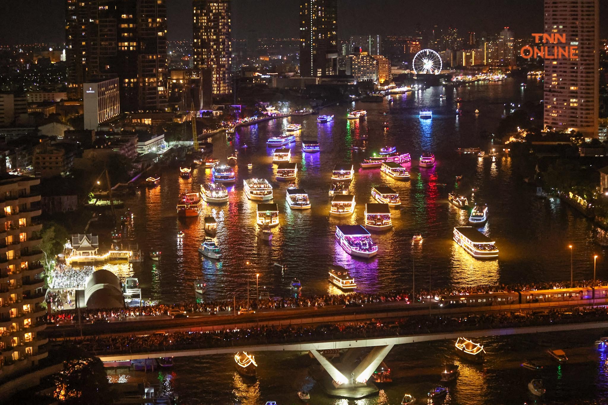 ตระการตา พลุปีใหม่เหนือเจ้าพระยาจำนวน 30,000 ดอก