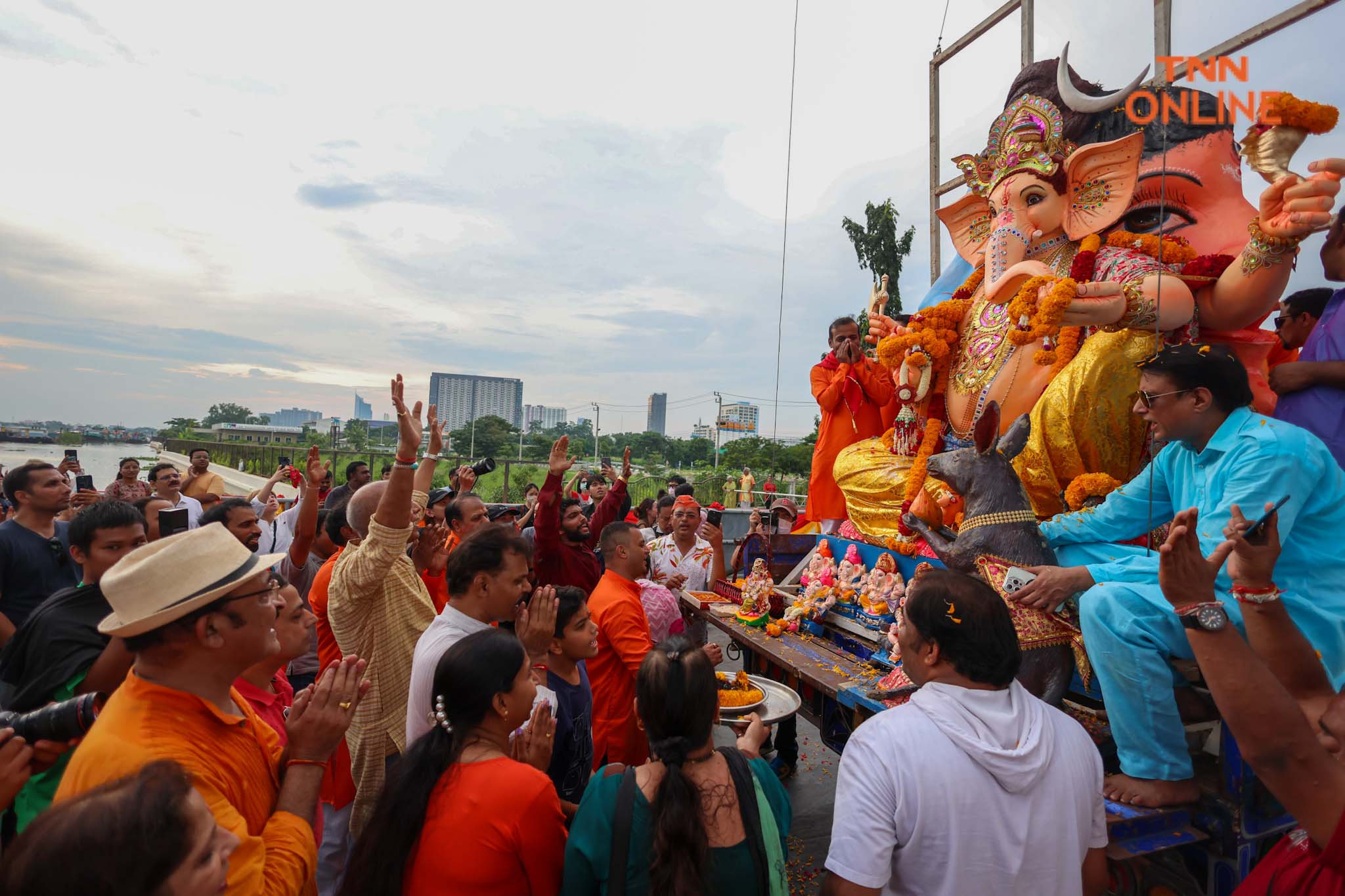 ลอยองค์ “พระพิฆเณศ” สู่แม่น้ำเจ้าพระยาในเทศกาลคเณศจตุรถี ลอยองค์ “พระพิฆเณศ” สู่แม่น้ำเจ้าพระยาในเทศกาลคเณศจตุรถี