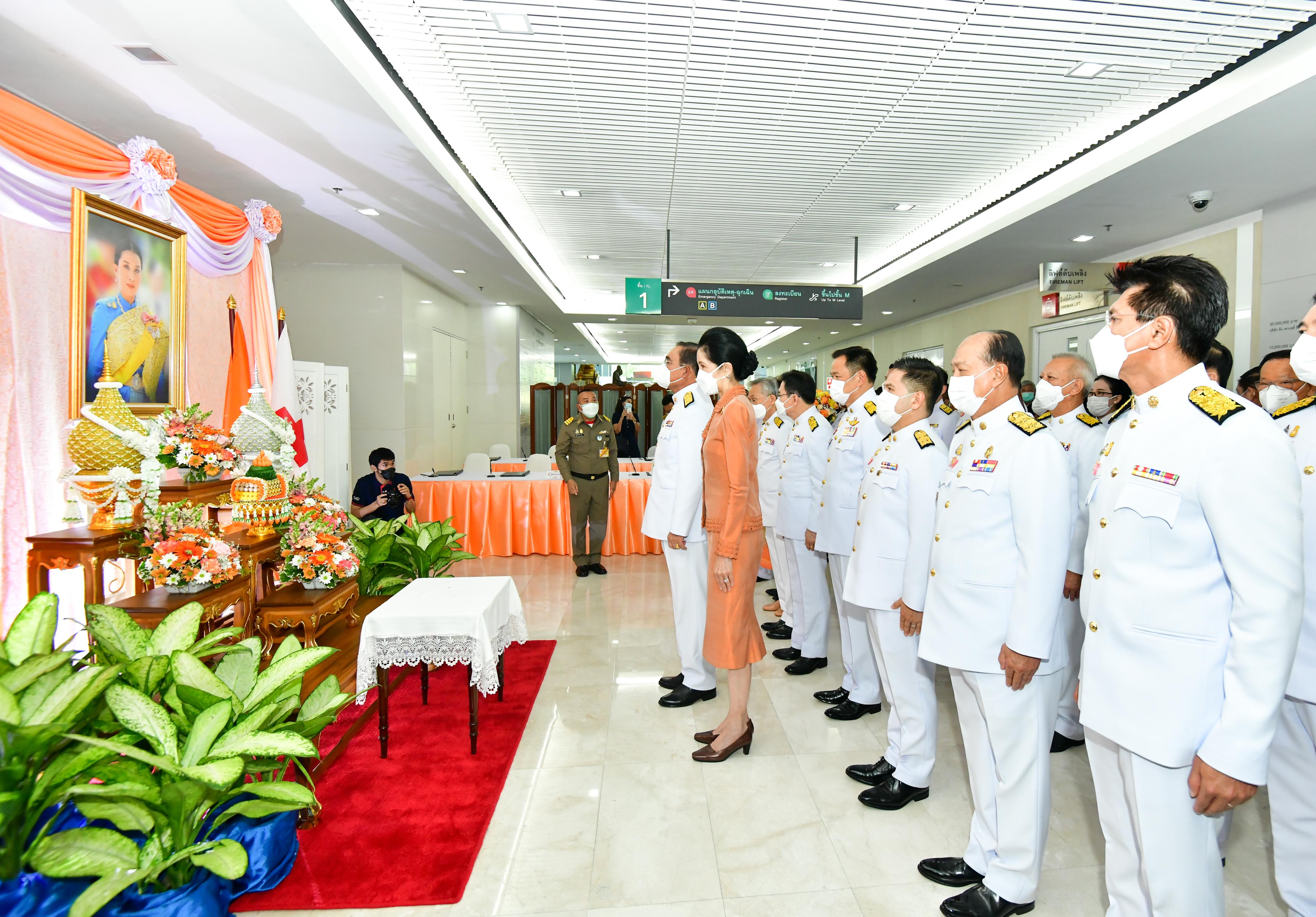 นายกรัฐมนตรีและภริยา พร้อมคณะรัฐมนตรีและคู่สมรส ร่วมลงนามถวายพระพร 