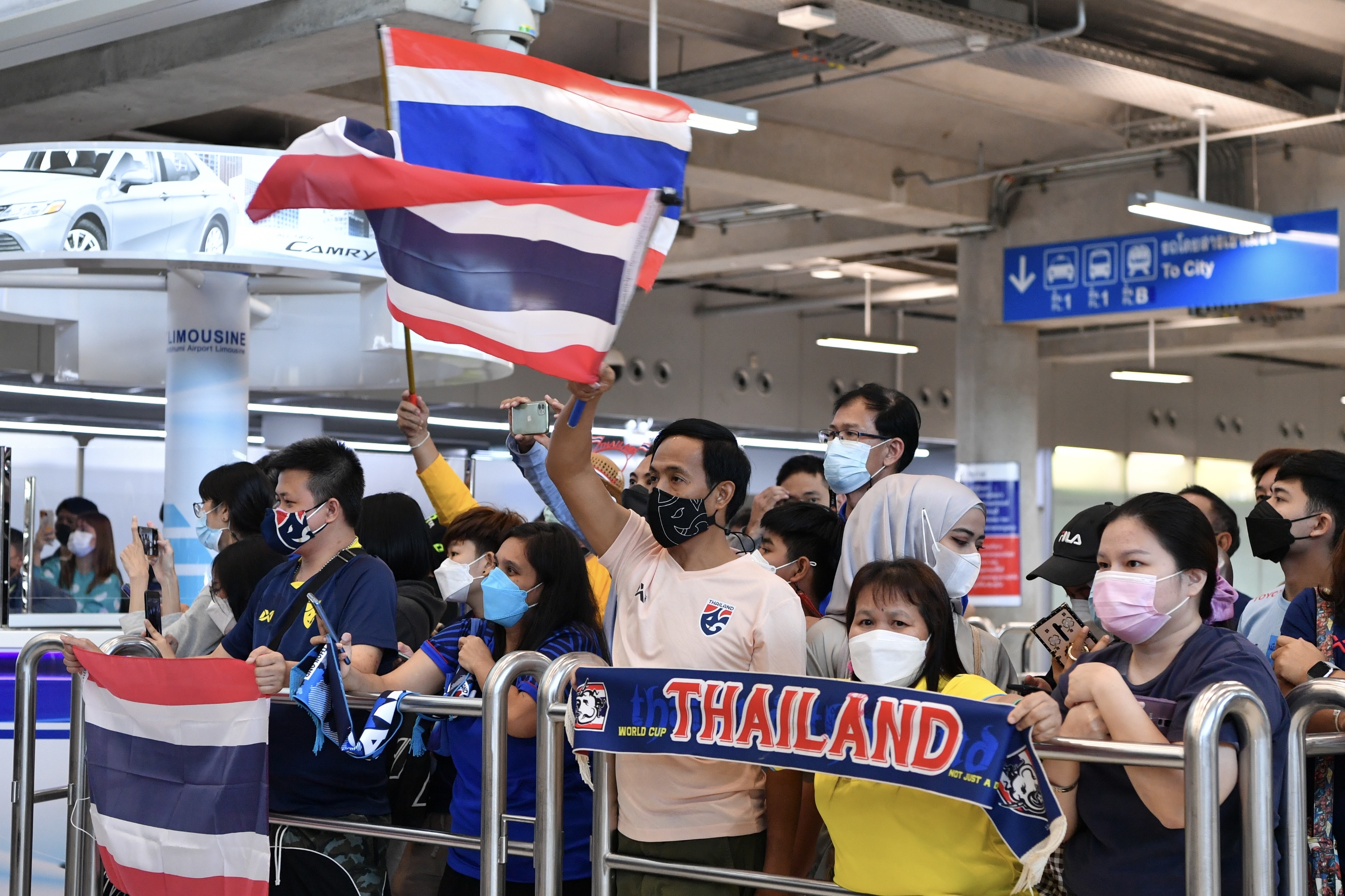 'ทีมชาติไทย' เดินทางกลับถึงบ้านเกิดพร้อมถ้วยแชมป์ซูซูกิคัพสุดชื่นมื่น