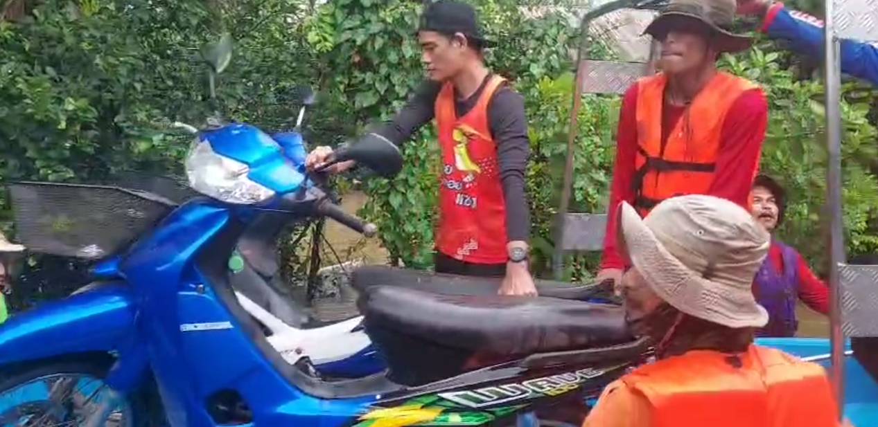 โคราชอ่วม! ลำน้ำมาศทะลักท่วม สูงกว่า 2 เมตร ชาวบ้านติดเกาะ-เร่งช่วยเหลือด่วน โคราชอ่วม! ลำน้ำมาศทะลักท่วม สูงกว่า 2 เมตร ชาวบ้านติดเกาะ-เร่งช่วยเหลือด่วน