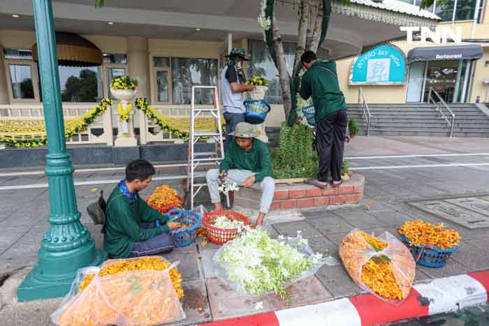 ประดับดอกไม้ เติมสีสันบนถนนประวัติศาสตร์ เฉลิมพระเกียรติในโอกาสพระราชพิธีมหามงคลวันเฉลิมพระชนมพรรษา 2567 ประดับดอกไม้ เติมสีสันบนถนนประวัติศาสตร์ เฉลิมพระเกียรติในโอกาสพระราชพิธีมหามงคลวันเฉลิมพระชนมพรรษา 2567
