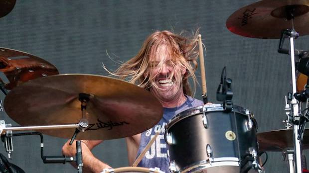สิ้น ‘เทย์เลอร์ ฮอว์กินส์’!! สุดยอดมือกลองร็อคแบนด์ Foo Fighters เสียชีวิต วัย 50 ปี สิ้น ‘เทย์เลอร์ ฮอว์กินส์’!! สุดยอดมือกลองร็อคแบนด์ Foo Fighters เสียชีวิต วัย 50 ปี