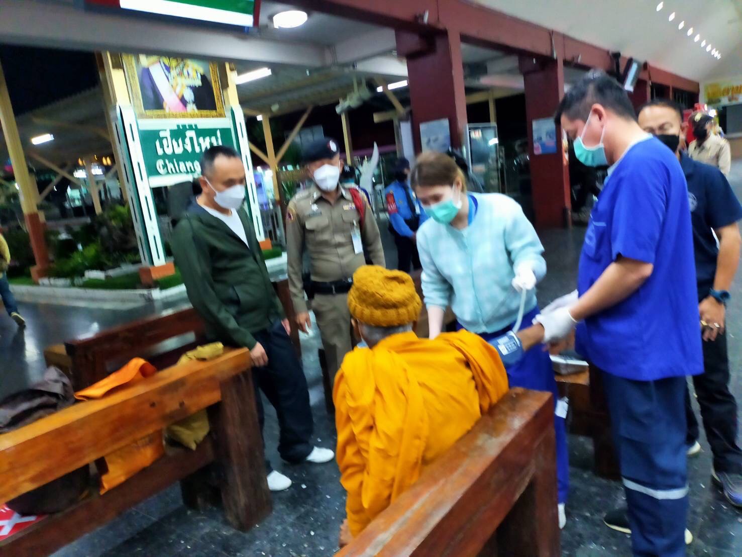 ชื่นชม ตำรวจรถไฟกู้ชีพ พระสงฆ์ หมดสติชานชลานำส่งโรงพยาบาล