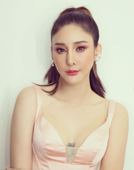 พึ่งสิ่งศักดิ์สิทธิ์! กลุ่มเพื่อนจุดธูปขอขมาให้พบ แตงโม นิดา