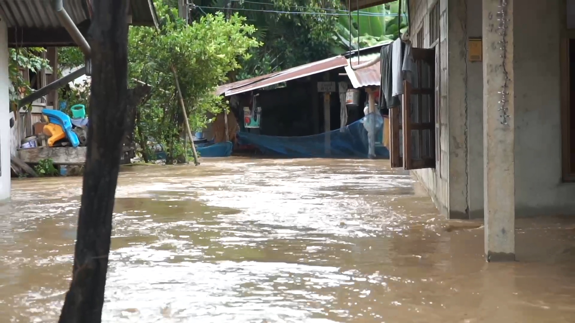 ฝนถล่มเลย จากพิษ ไลออนร็อก  น้ำป่าหลากท่วม 2 หมู่บ้าน-จนท.เร่งเข้าช่วยเหลือ