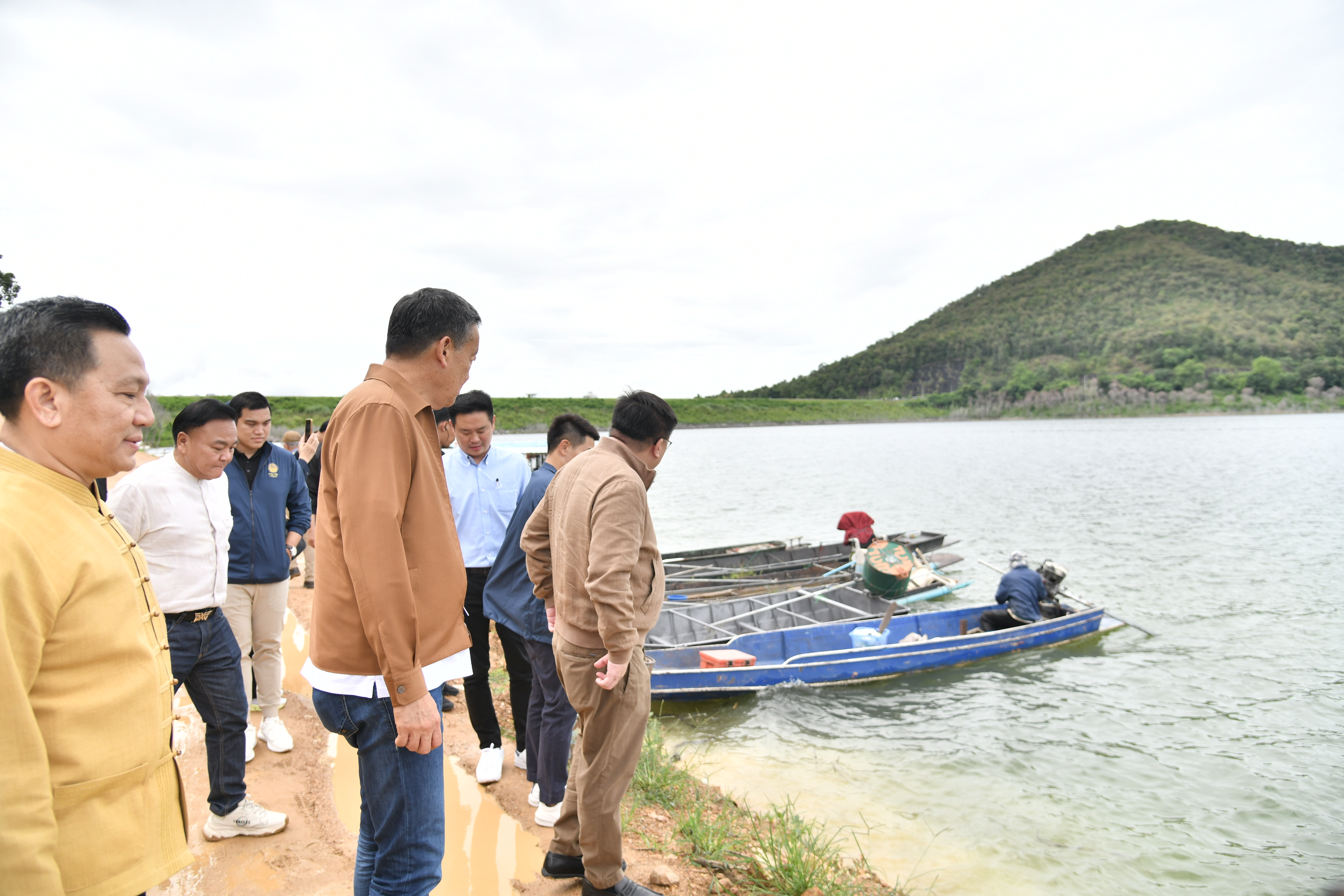 เปิดภาพ นายกฯลุยเชียงใหม่ตรวจเขื่อนแม่กวง-ชาวบ้านส่องทะเบียนรถ! เปิดภาพ นายกฯลุยเชียงใหม่ตรวจเขื่อนแม่กวง-ชาวบ้านส่องทะเบียนรถ!