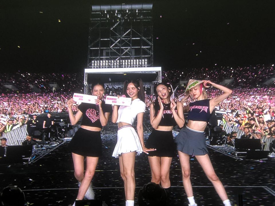 “BLACKPINK” เอาใจแฟนคลับเวียดนามเต้นเพลงสุดฮิต “See Tình” “BLACKPINK” เอาใจแฟนคลับเวียดนามเต้นเพลงสุดฮิต “See Tình”