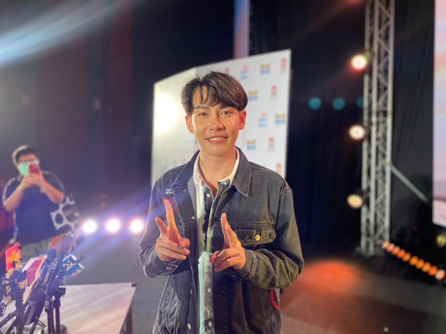 พิษโอไมครอน!! ครูเต้ย อภิวัฒน์ ถูกเลื่อนงานคอนเสิร์ตเพียบ พิษโอไมครอน!! ครูเต้ย อภิวัฒน์ ถูกเลื่อนงานคอนเสิร์ตเพียบ
