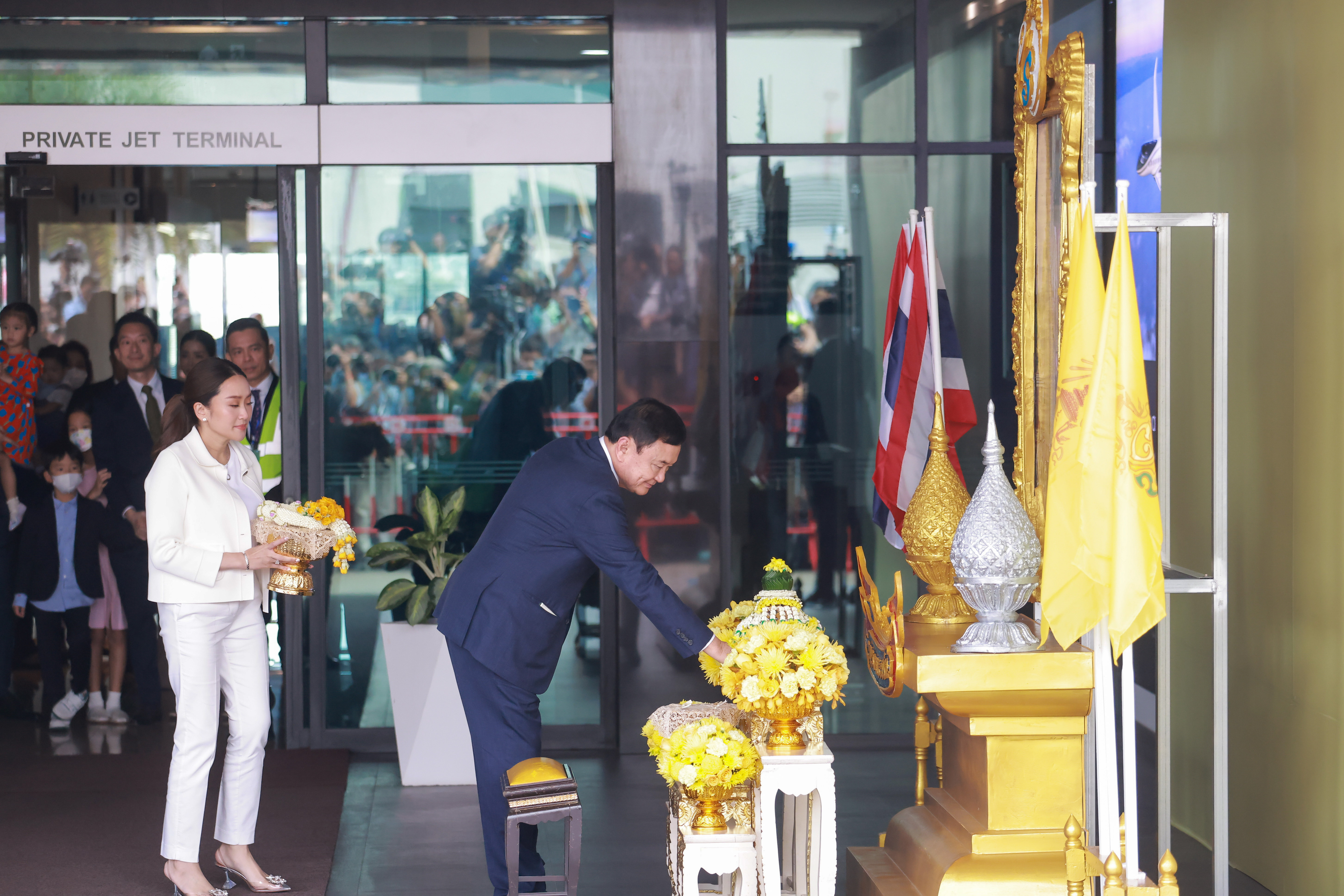 ประมวลภาพ ทักษิณ ชินวัตร ถึงเมืองไทย ยกมือไหว้-ทักทายประชาชน ประมวลภาพ ทักษิณ ชินวัตร ถึงเมืองไทย ยกมือไหว้-ทักทายประชาชน