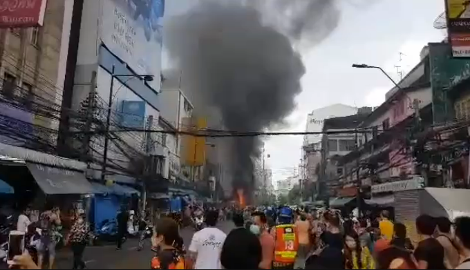 ไฟไหม้ย่านสำเพ็งล่าสุด เสียหายหลายคูหา เบื้องต้นเสียชีวิต 1 ราย