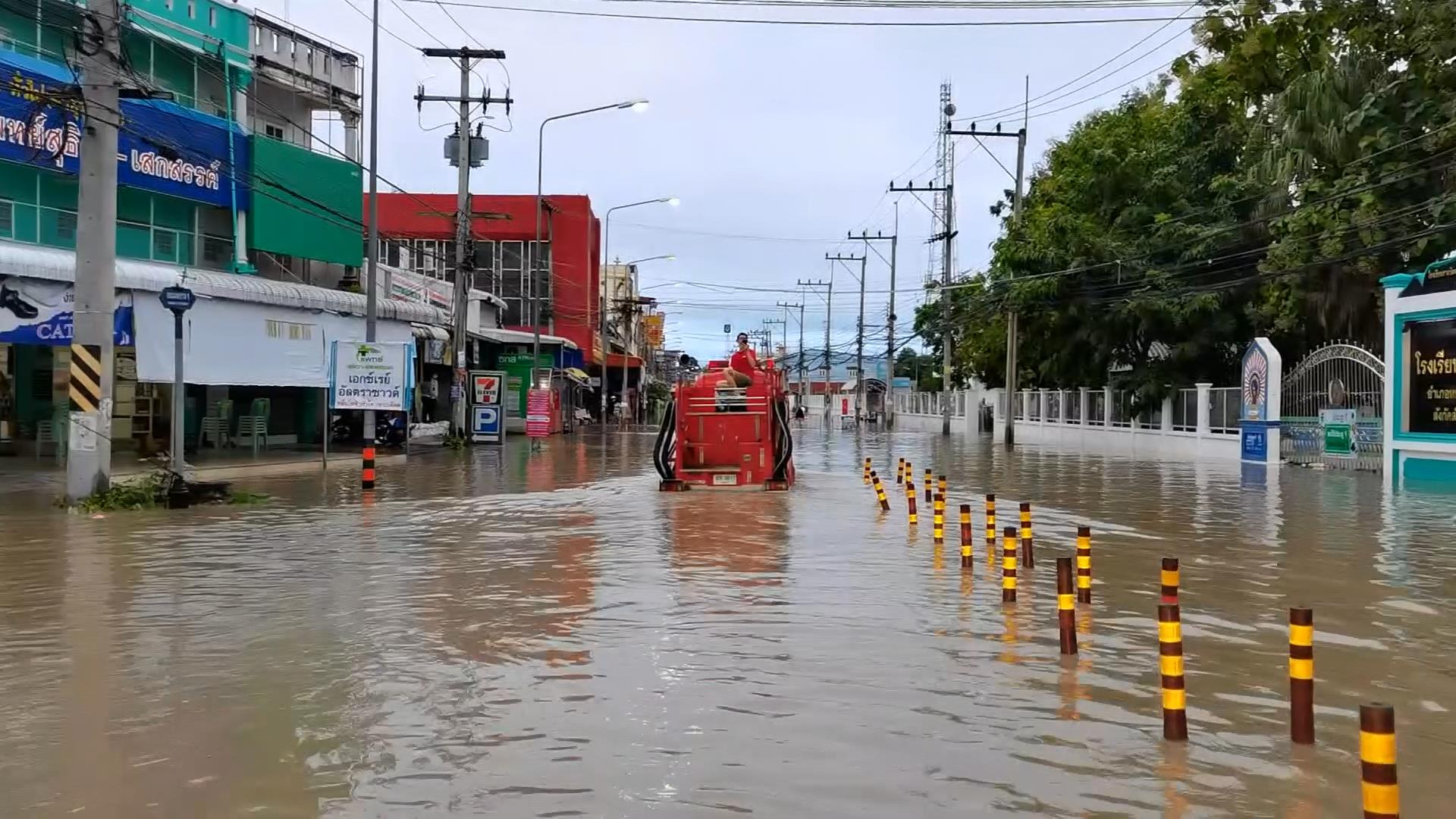 มวลน้ำอ่างทับเสลา ทะลักท่วมย่านเศรษฐกิจเมืองอุทัยธานี