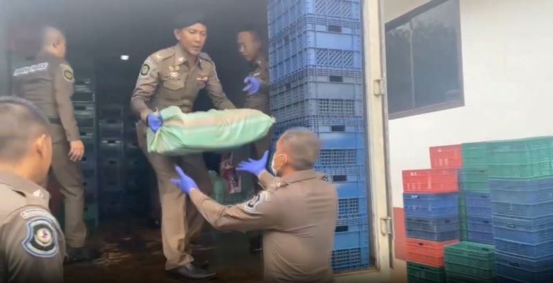 ตำรวจทางหลวงสกัดจับรถขนไอซ์ซุกลังผลไม้ ตำรวจทางหลวงสกัดจับรถขนไอซ์ซุกลังผลไม้