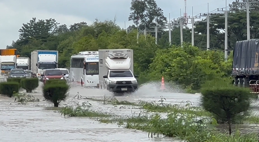ถ.มิตรภาพ จมน้ำ! หลังเจอฝนตกหนัก รถทัวร์-รถบรรทุก เสียหายหลายคัน 