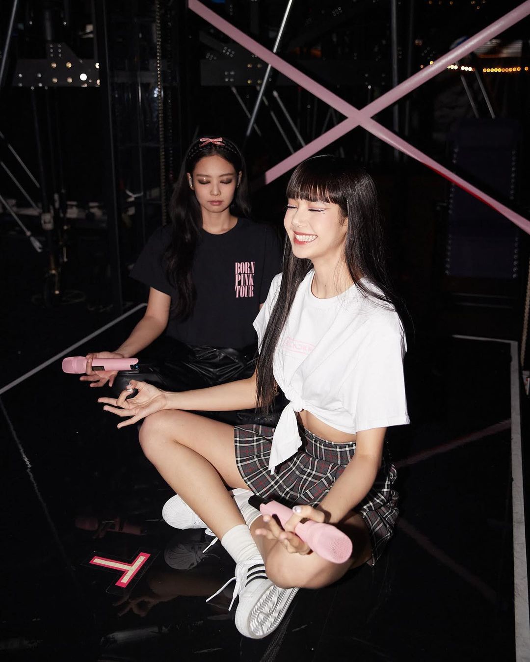 'ลิซ่า BLACKPINK' ไหว้ขอพร-นั่งสมาธิ!! พาความเป็นไทยโดนใจทั่วโลกไม่หยุด 'ลิซ่า BLACKPINK' ไหว้ขอพร-นั่งสมาธิ!! พาความเป็นไทยโดนใจทั่วโลกไม่หยุด