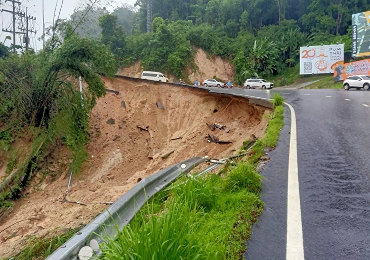 ฝนถล่มภูเก็ต! ดินสไลด์ ทางขึ้นเขาป่าตอง สั่งปิดการจราจรแล้ว