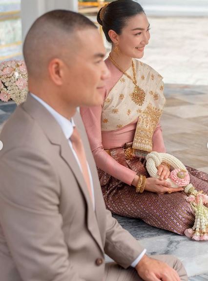 เปิดภาพ แพนเค้ก เขมนิจ ในชุดไทยสวยสง่า ออร่าเจ้าสาวจับ!