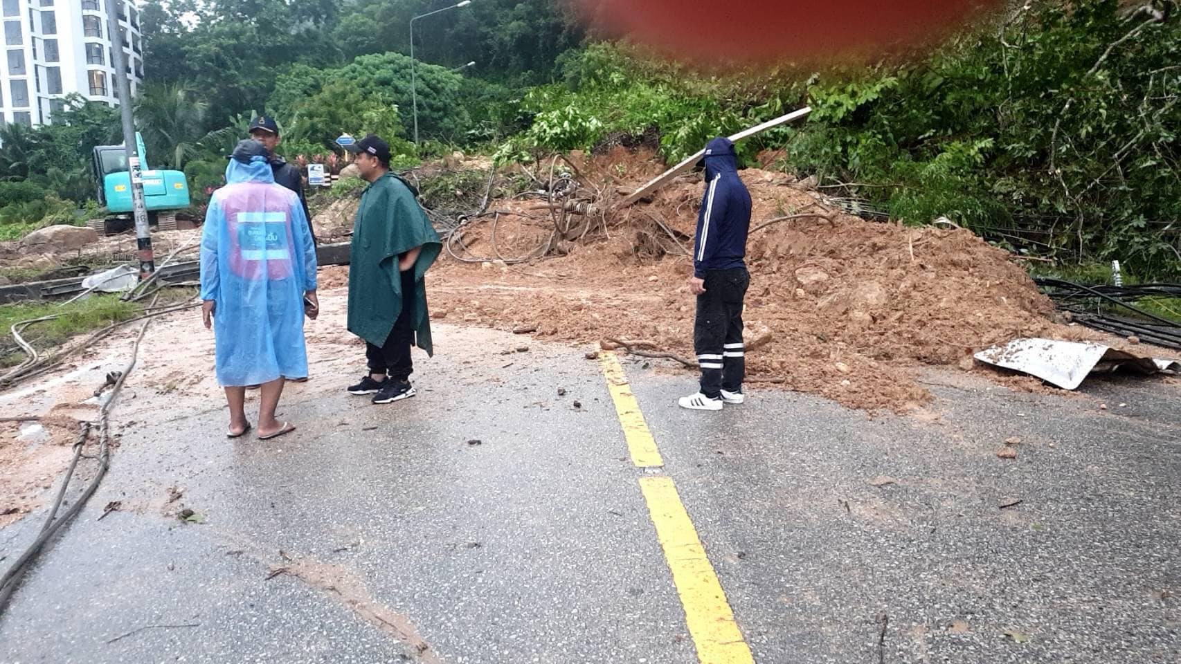 เช็กเส้นทาง ‘น้ำท่วมภูเก็ต’ ย่านเมืองเก่าจมบาดาล-ดินสไลด์ทับถนน