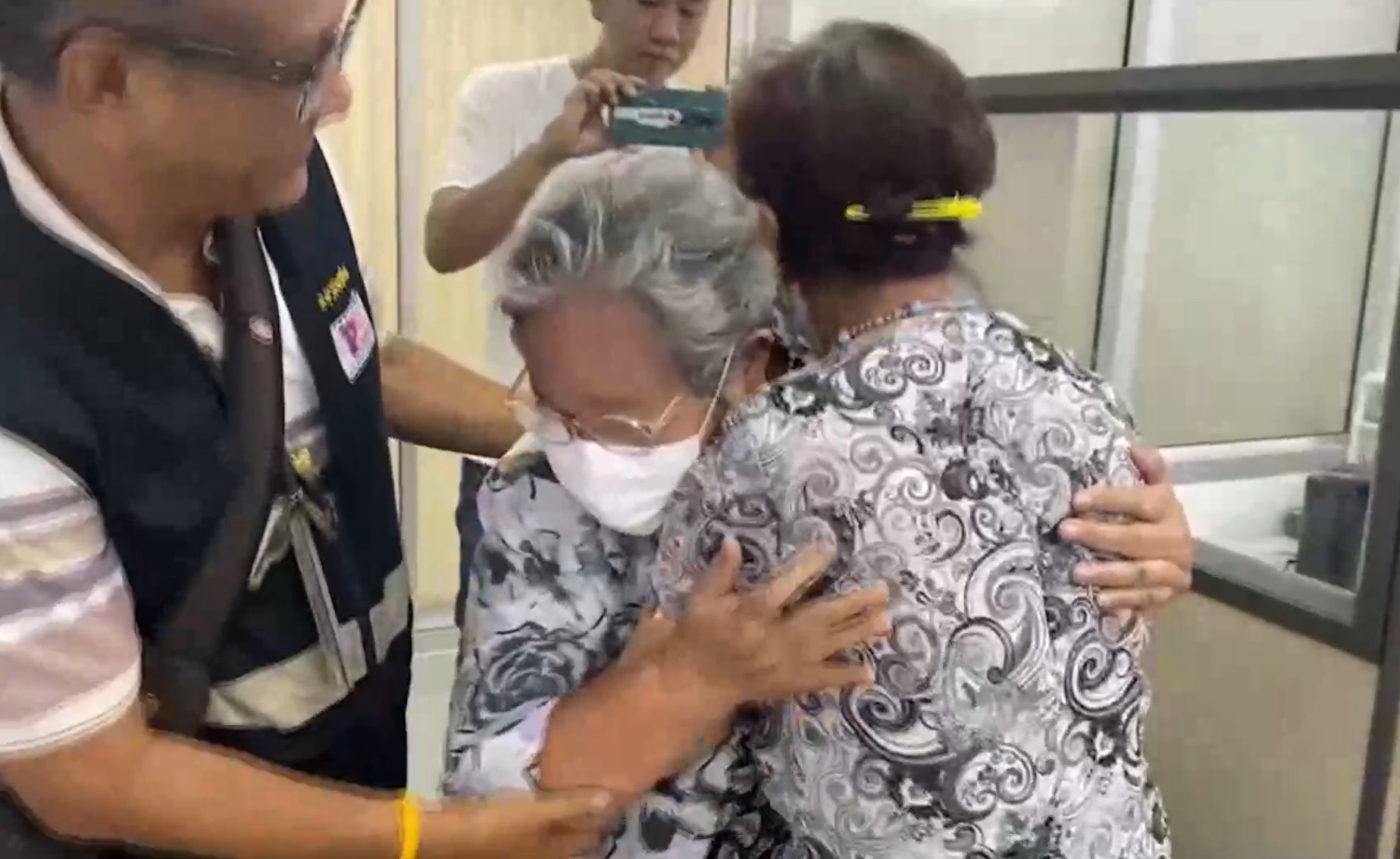 ชื่นชม! ยายวัย 70 ปีเก็บเงินได้ 3 หมื่นรีบแจ้งจนท. ล่าสุดเจอเจ้าของแล้ว