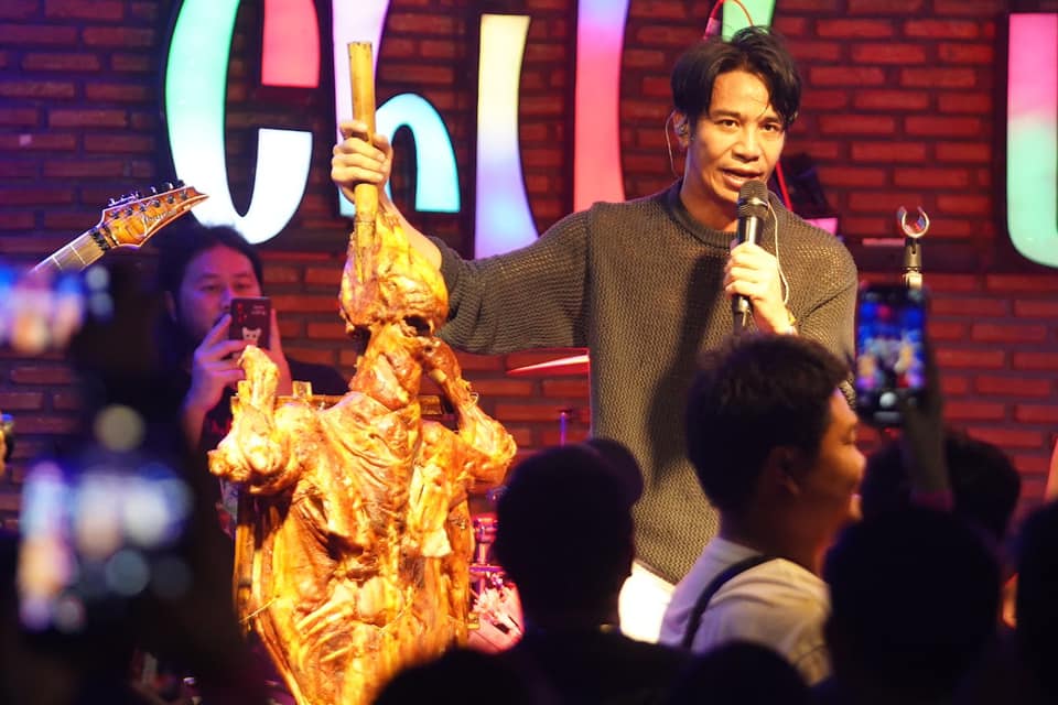 ตะลึงทั้งเวที แฟนคลับ ก้อง ห้วยไร่ ให้ วัวหัน-จระเข้หัน ทั้งตัวขณะแสดงบนเวที ตะลึงทั้งเวที แฟนคลับ ก้อง ห้วยไร่ ให้ วัวหัน-จระเข้หัน ทั้งตัวขณะแสดงบนเวที