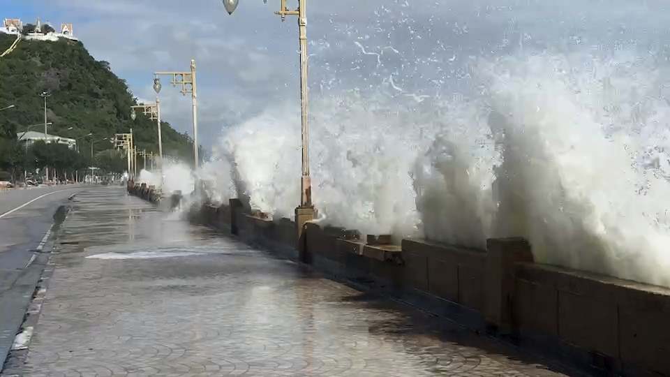 อิทธิพลลมมรสุม! ซัดคลื่นยักษ์ถล่มอ่าวประจวบฯ สูง 3-4 เมตร 