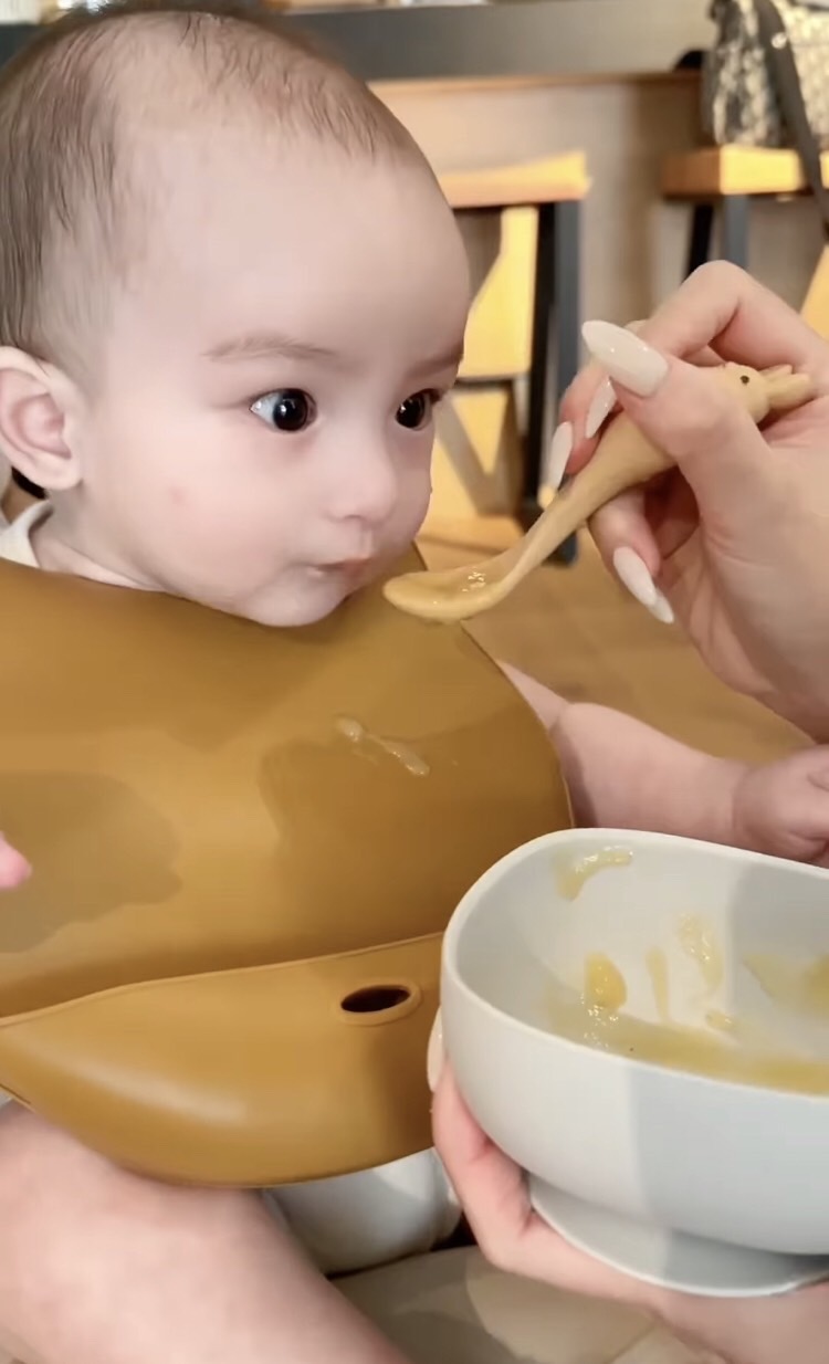 แฟนๆ เอ็นดู ดิว อริสรา โพสต์คลิป น้องไซลาส หม่ำอาหารมื้อแรก 