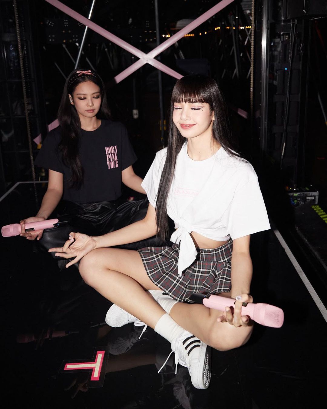 'ลิซ่า BLACKPINK' ไหว้ขอพร-นั่งสมาธิ!! พาความเป็นไทยโดนใจทั่วโลกไม่หยุด 'ลิซ่า BLACKPINK' ไหว้ขอพร-นั่งสมาธิ!! พาความเป็นไทยโดนใจทั่วโลกไม่หยุด