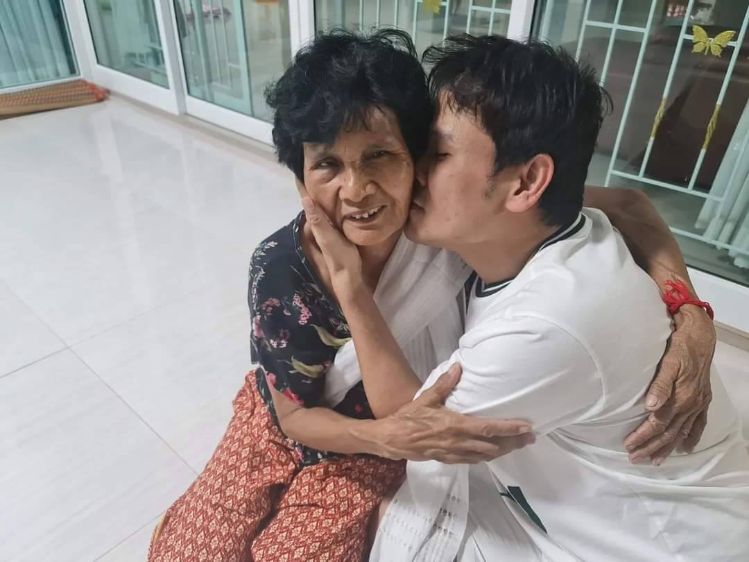 ความสุขวัย 41 ปี ไผ่ พงศธร เคลียร์งานไปปฏิบัติธรรมในวันเกิด ความสุขวัย 41 ปี ไผ่ พงศธร เคลียร์งานไปปฏิบัติธรรมในวันเกิด